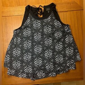 Worthington Black and White Geometric Tank Top